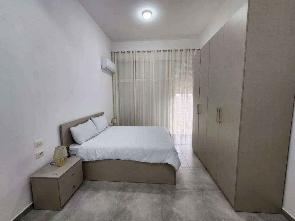 Tirane, jepet me qera Vile 4+1+Aneks+Ballkon Kati 3, 300 m² 1.700 € (kodra e diellit 2)