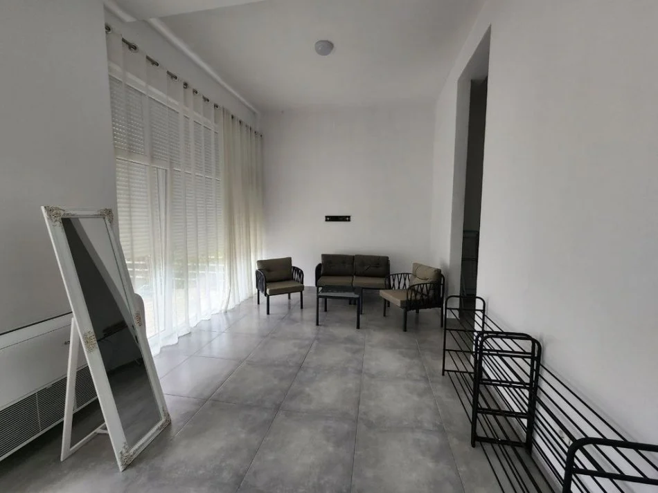 Tirane, jepet me qera Vile 4+1+Aneks+Ballkon Kati 3, 300 m² 1.700 € (kodra e diellit 2)