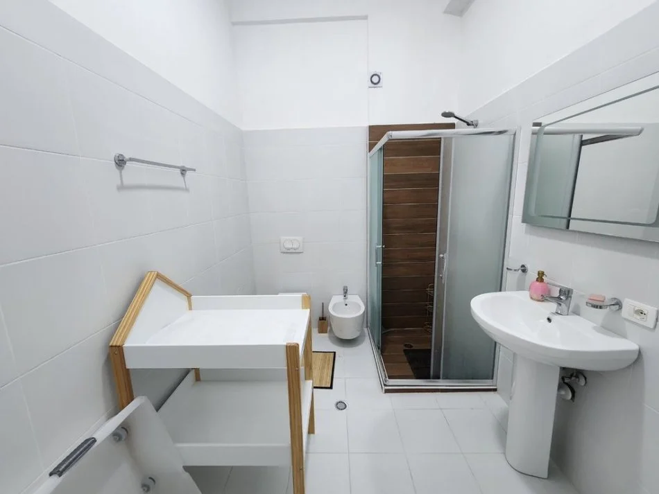 Tirane, jepet me qera Vile 4+1+Aneks+Ballkon Kati 3, 300 m² 1.700 € (kodra e diellit 2)