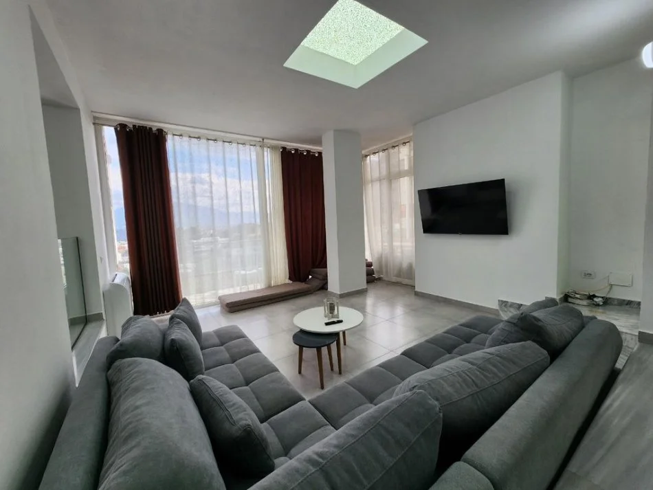 Tirane, jepet me qera Vile 4+1+Aneks+Ballkon Kati 3, 300 m² 1.700 € (kodra e diellit 2)