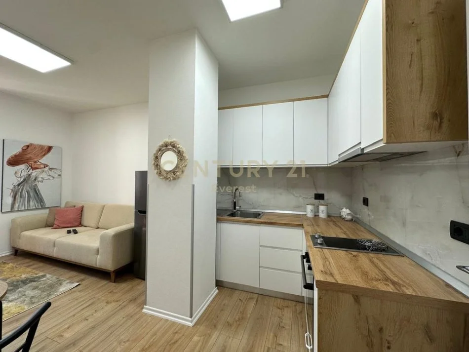 Tirane, jepet me qera apartament 1+1+Ballkon Kati 4, 55 m² 600 € (everest114109)