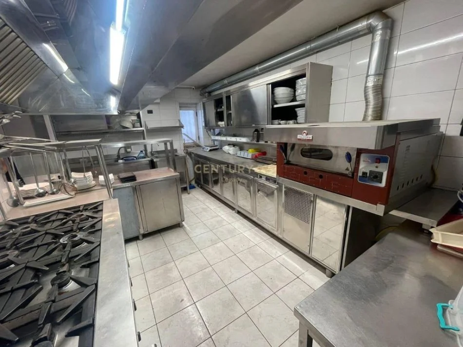 Tirane, jepet me qera bar-resorant Kati 1, 147 m² 1.800 € (Pranë Gjimnazit “Ismail Qemali”.)