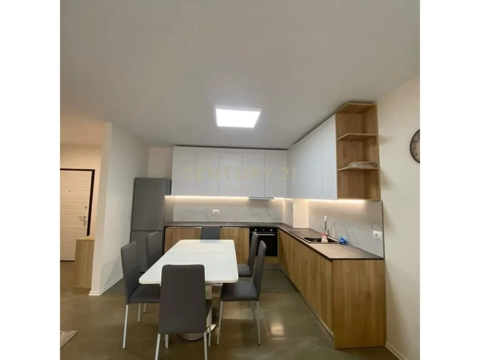 Tirane, jap me qera apartament 3+1+2 +Post Parkimi  , 129 m² 700 € (Ish Fusha e Aviacionit)