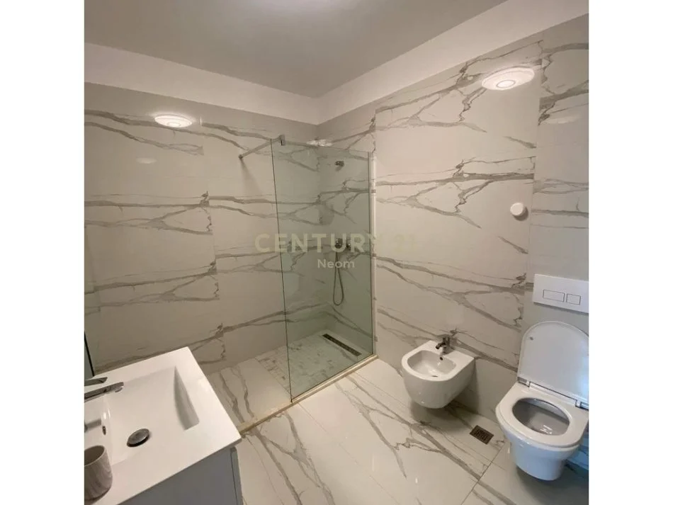 Tirane, jepet me qera 3+1 Kati 6, 129 m² 700 € (Neom114114)