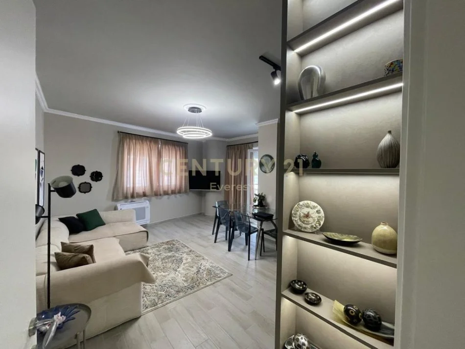 Tirane, jepet me qera apartament 1+1+Ballkon Kati 7, 81 m² 1.000 € (everest113795)