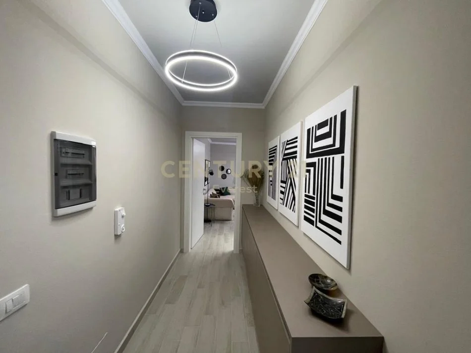 Tirane, jepet me qera apartament 1+1+Ballkon Kati 7, 81 m² 1.000 € (everest113795)