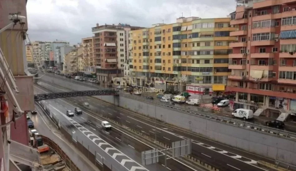 Tirane, jepet me qera ambjent biznesi Kati 1, 1.000 m² (Komuna e Parisit)