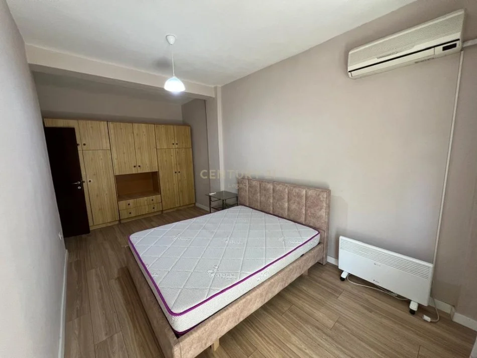 Tirane, jepet me qera apartament 1+1 Kati 2, 80 m² 600 € (Legacy114120)