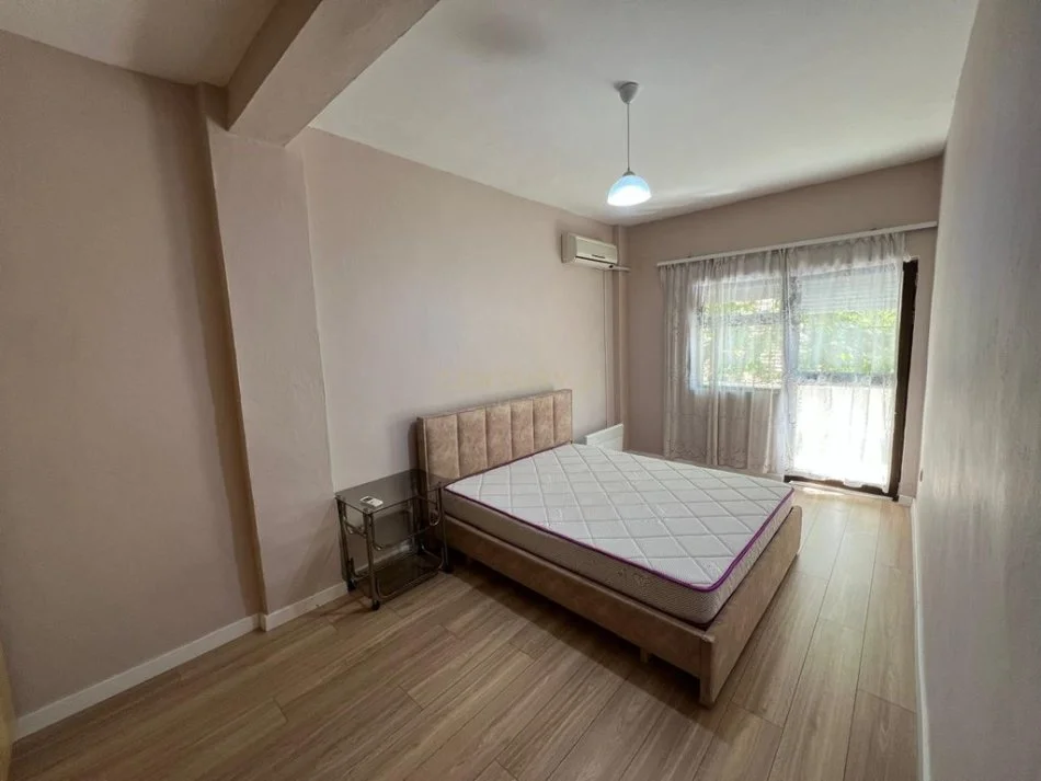 Tirane, jepet me qera apartament 1+1 Kati 2, 80 m² 600 € (Legacy114120)