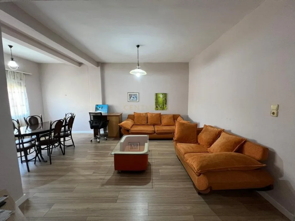 Tirane, jepet me qera apartament 1+1 Kati 2, 80 m² 600 € (Legacy114120)