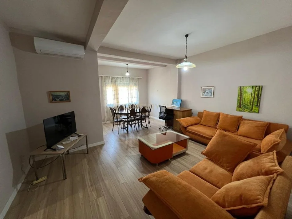 Tirane, jepet me qera apartament 1+1 Kati 2, 80 m² 600 € (Legacy114120)