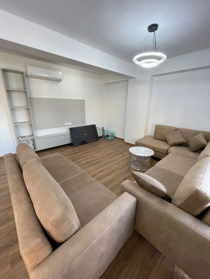 Tirane, jepet me qera apartament 2+1+Ballkon+Post Parkimi,  Kati 2, 99 m² 700 € (Rezidneca Kodra e Diellit 2 )