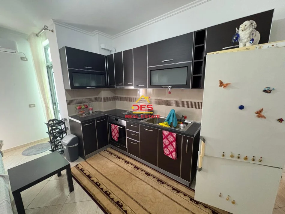 Vlore, jepet me qera apartament 2+1+Ballkon Kati 2, 120 m² 400 € (Rruga Osman Haxhiu)