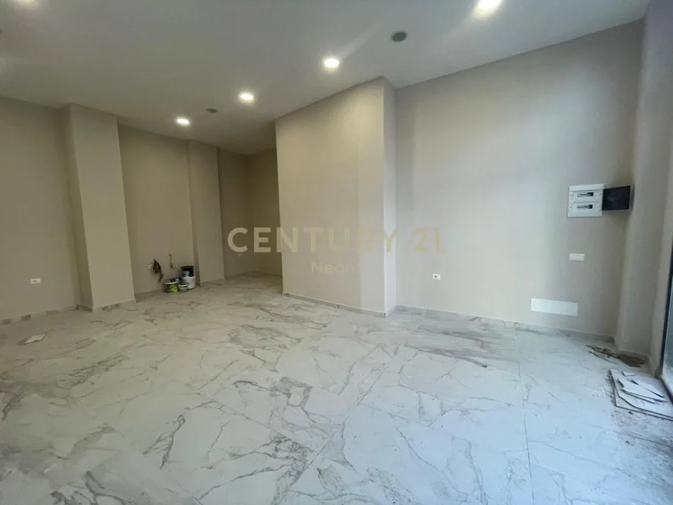 Tirane, jap me qera ambjent biznesi , 53 m² 450 € (Laprakë)