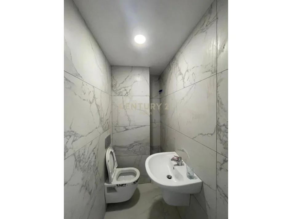 Tirane, jepet me qera ambjent biznesi Kati 0, 53 m² 450 € (Neom114218)