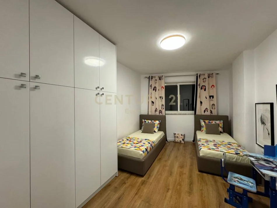 Tirane, jepet me qera apartament 2+1 Kati 6, 110 m² 900 € (Komuna e Parisit)