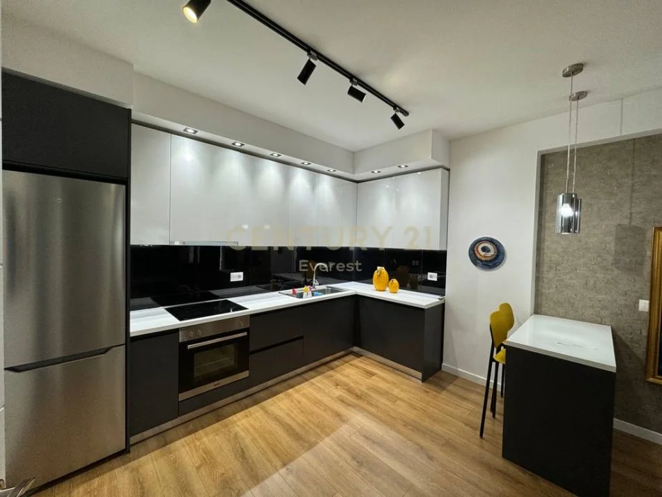 Tirane, jepet me qera apartament 2+1 Kati 6, 110 m² 900 € (Komuna e Parisit)