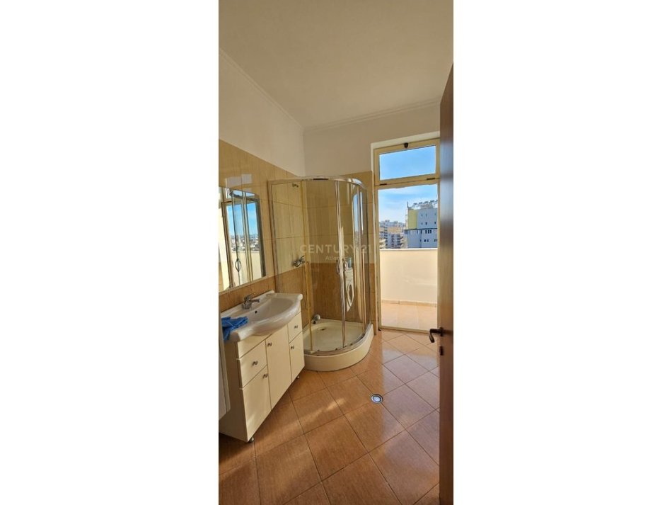 Durres, jepet me qera 2+1 Kati 7, 115 m² 450 € (Plazh Iliria)