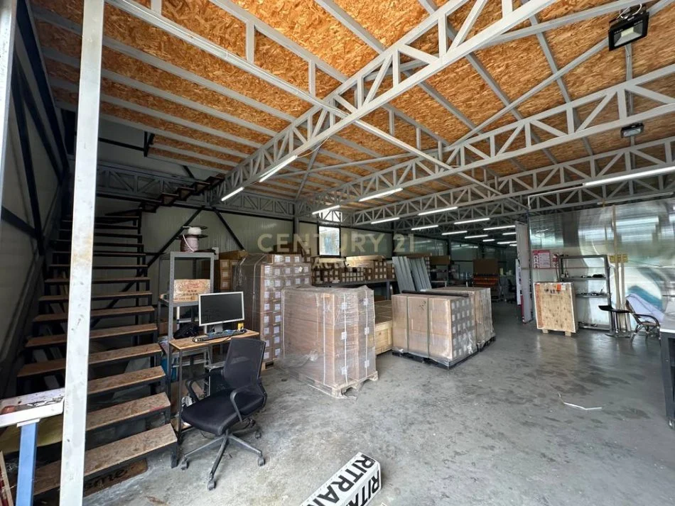 Tirane, jepet me qera magazine Kati 0, 600 m² 1.500 € (yzberish)