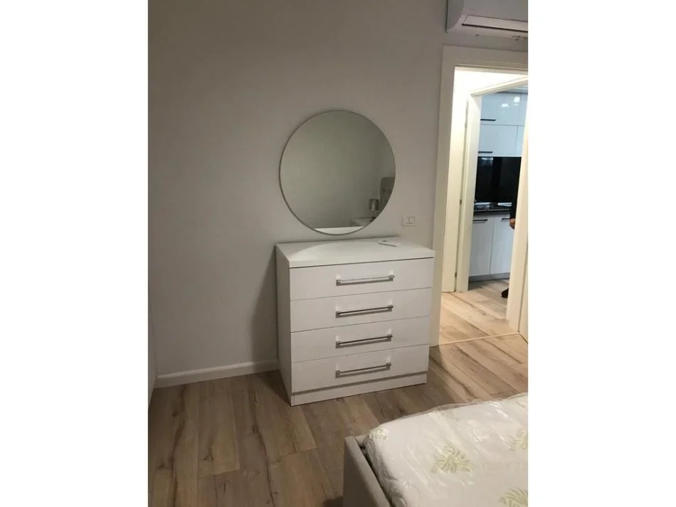Tirane, jepet me qera apartament 1+1 , 66 m² 700 € (Komuna e Parisit)
