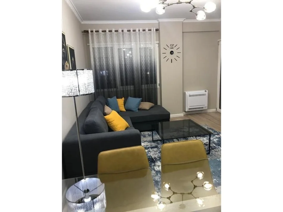 Tirane, jepet me qera apartament 1+1 , 66 m² 700 € (Komuna e Parisit)
