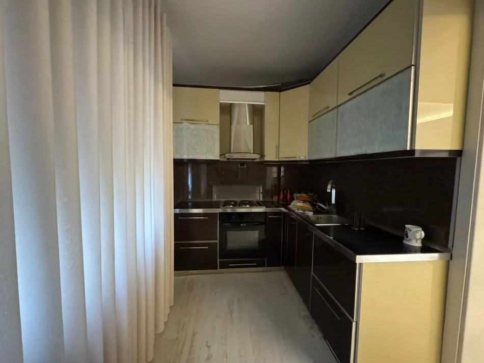 Tirane, jepet me qera apartament 2+1 Kati 2, 150 m² 650 € (Vasil Shanto)