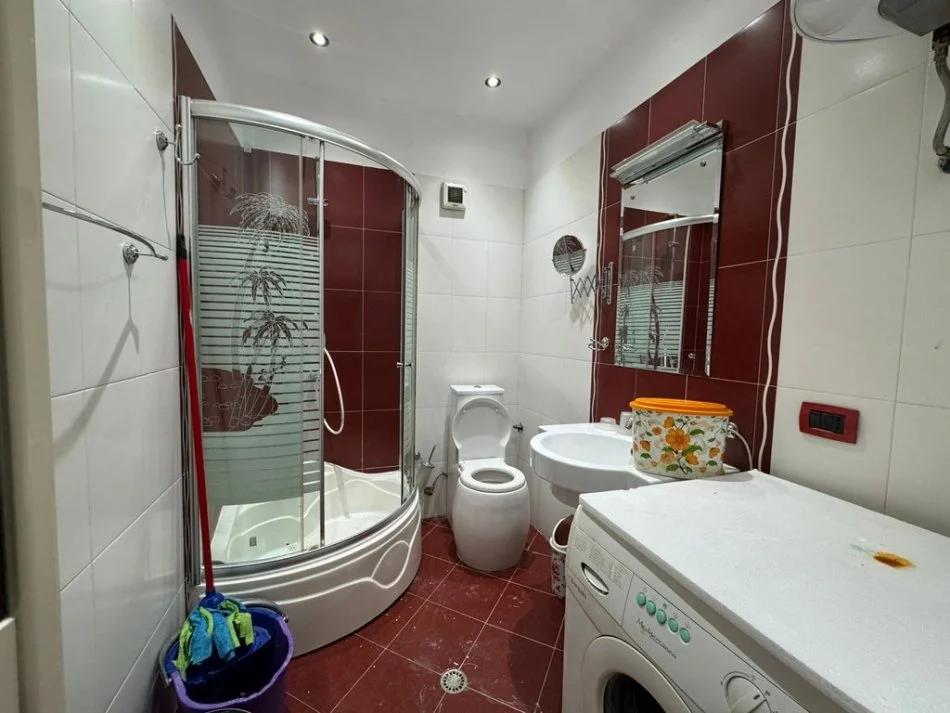 Tirane, jepet me qera apartament 2+1 Kati 2, 150 m² 650 € (Vasil Shanto)