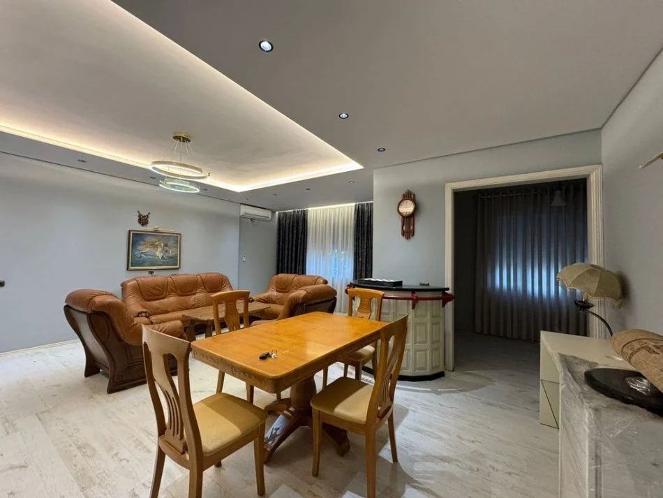 Tirane, jepet me qera apartament 2+1 Kati 2, 150 m² 650 € (Vasil Shanto)