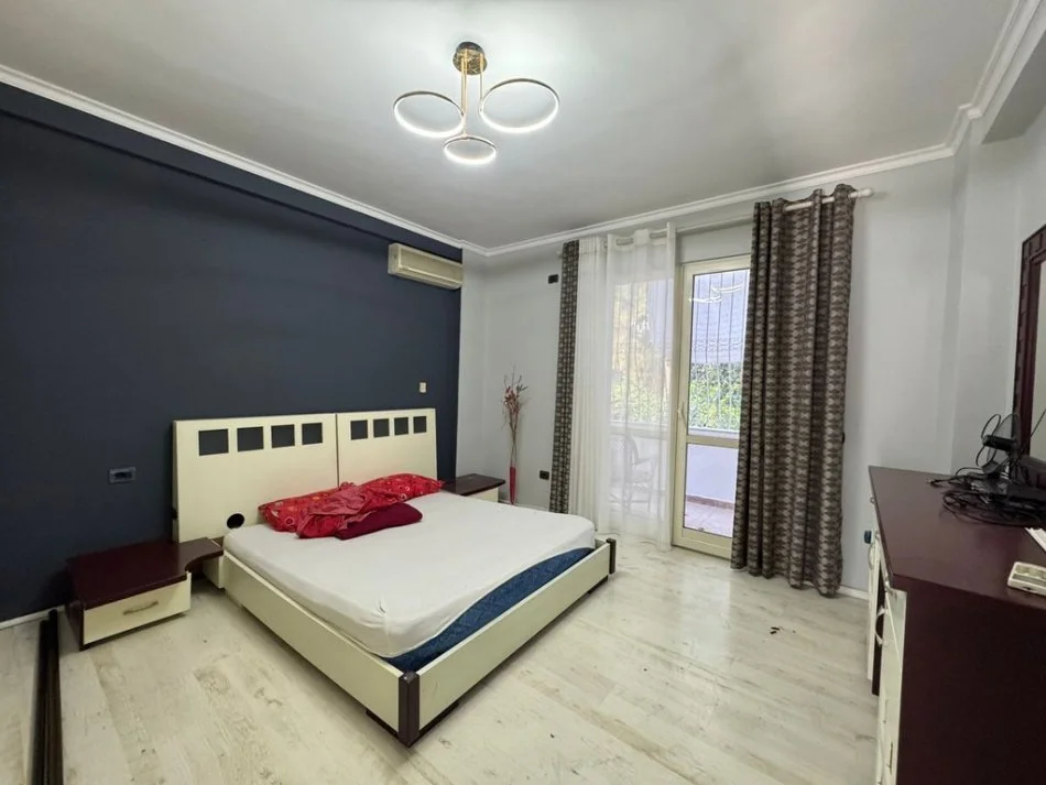Tirane, jepet me qera apartament 2+1 Kati 2, 150 m² 650 € (Vasil Shanto)