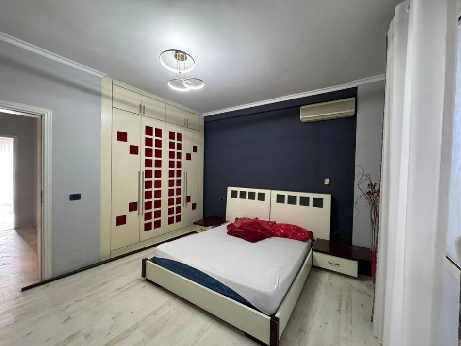 Tirane, jepet me qera apartament 2+1 Kati 2, 150 m² 650 € (Vasil Shanto)
