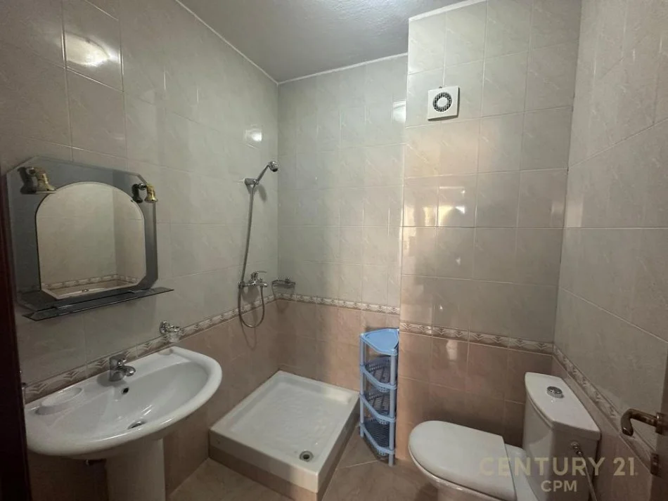 Tirane, jap me qera apartament 2+1+2 , 113 m² 700 € (Komuna e Parisit)