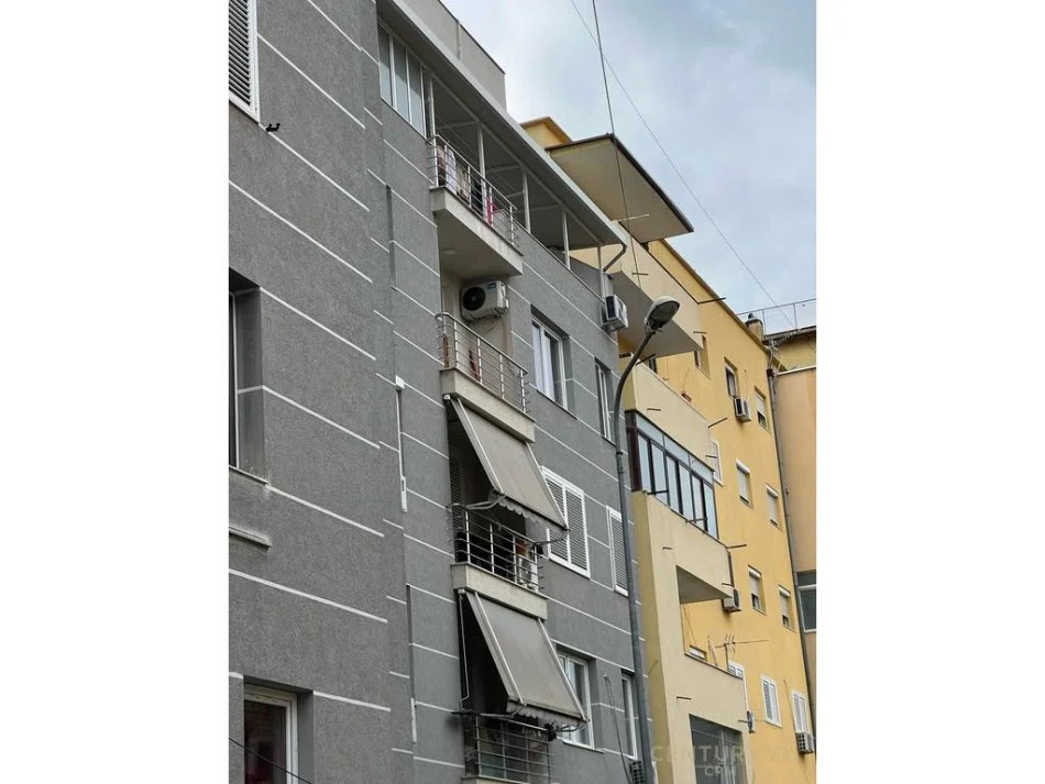 Tirane, jepet me qera apartament 1+1 Kati 5, 60 m² 500 € (Rruga Bardhyl)