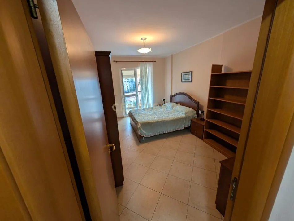 Tirane, jepet me qera apartament 3+1 Kati 7, 125 m² 900 € (Rruga e Kavajes)