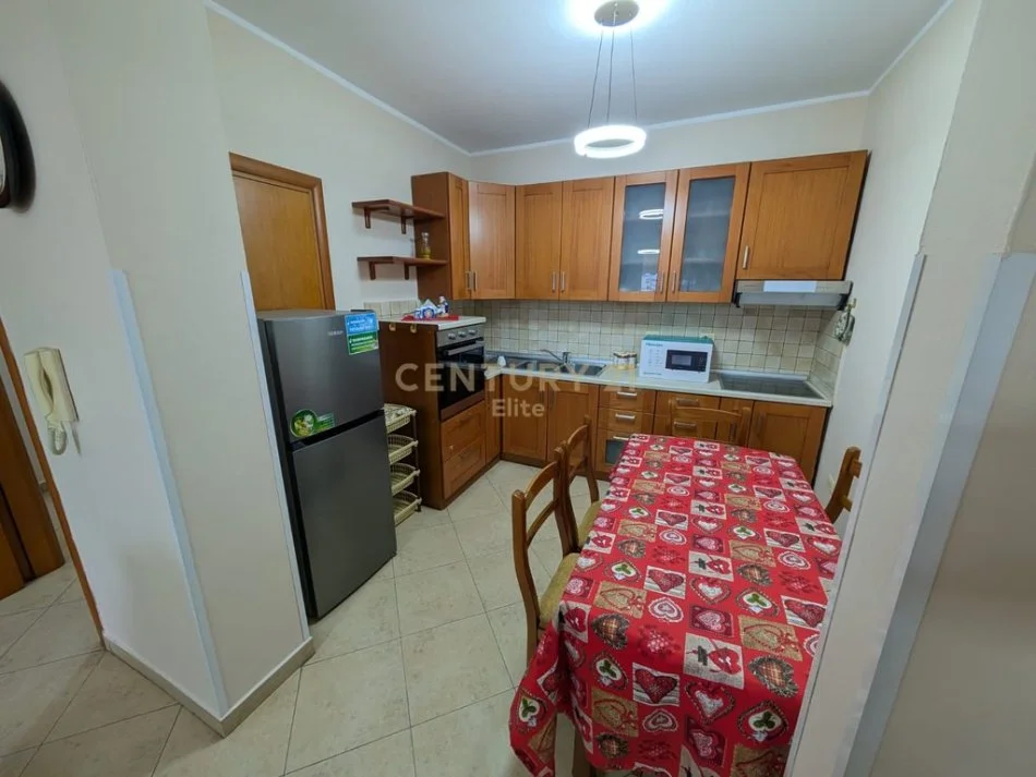 Tirane, jepet me qera apartament 3+1 Kati 7, 125 m² 900 € (Rruga e Kavajes)