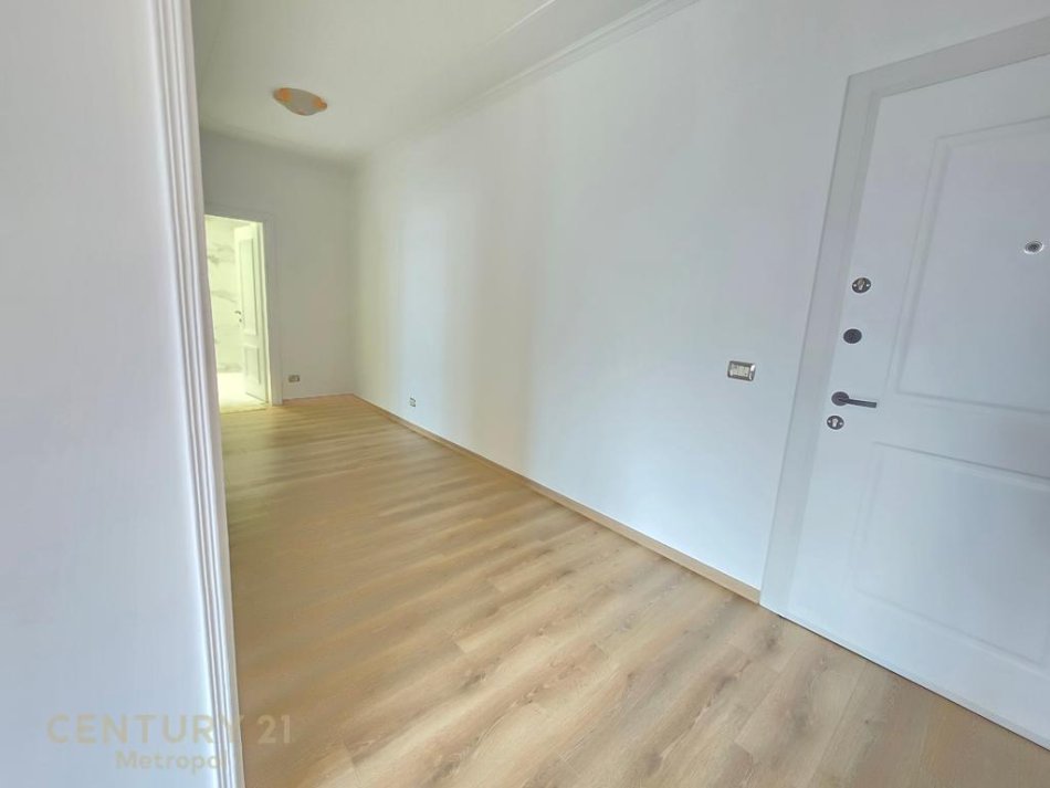 Tirane, jepet me qera apartament 2+1 Kati 5, 120 m² 1.150 € (Rruga Ibrahim Rrugova)