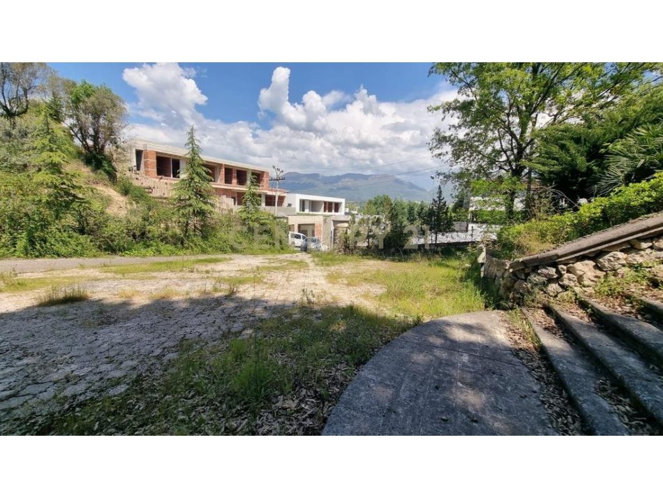 Tirane, shitet toke , 4.500 m² 2.500.000 € (Prane TEG)