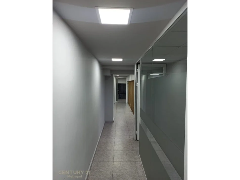 Tirane, jepet me qera ambjent biznesi Kati 0, 400 m² 4.000 € (Rruga Mzslzm Shyri)