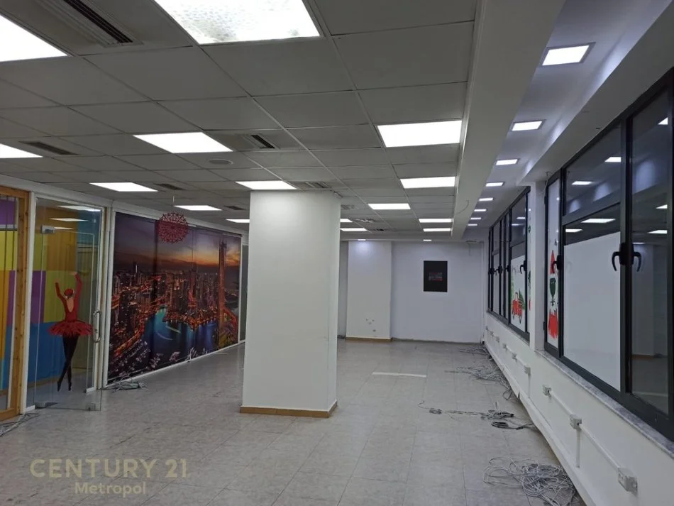 Tirane, jepet me qera ambjent biznesi Kati 0, 400 m² 4.000 € (Rruga Mzslzm Shyri)