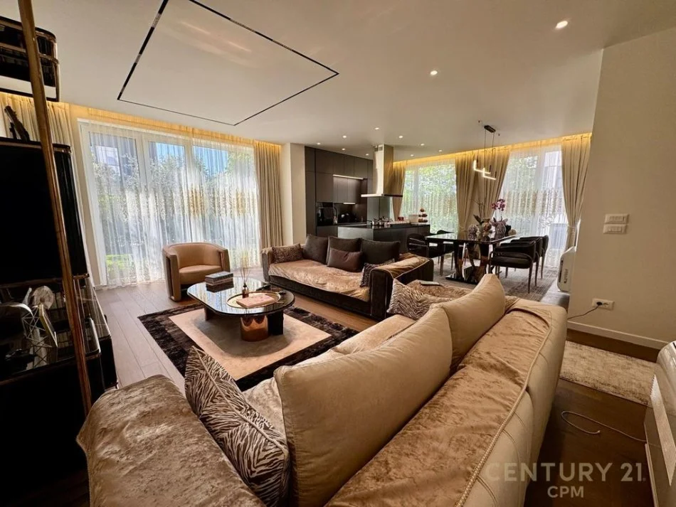 Tirane, shes apartament 2+1+3+ 2  POSTE PARKIMI+OBORR , 249 m² 850.000 € (Liqeni i Thatë)