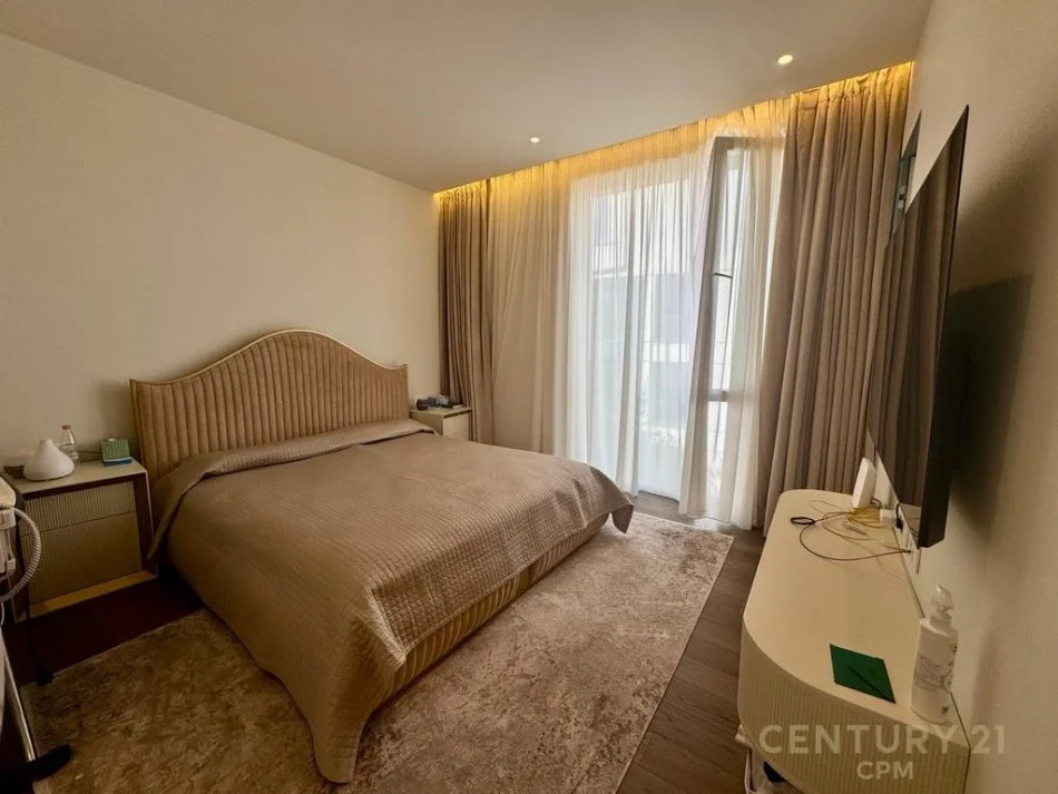 Tirane, shes apartament 2+1+3+ 2  POSTE PARKIMI+OBORR , 249 m² 850.000 € (Liqeni i Thatë)