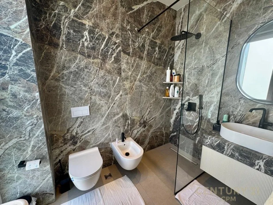 Tirane, shes apartament 2+1+3+ 2  POSTE PARKIMI+OBORR , 249 m² 850.000 € (Liqeni i Thatë)