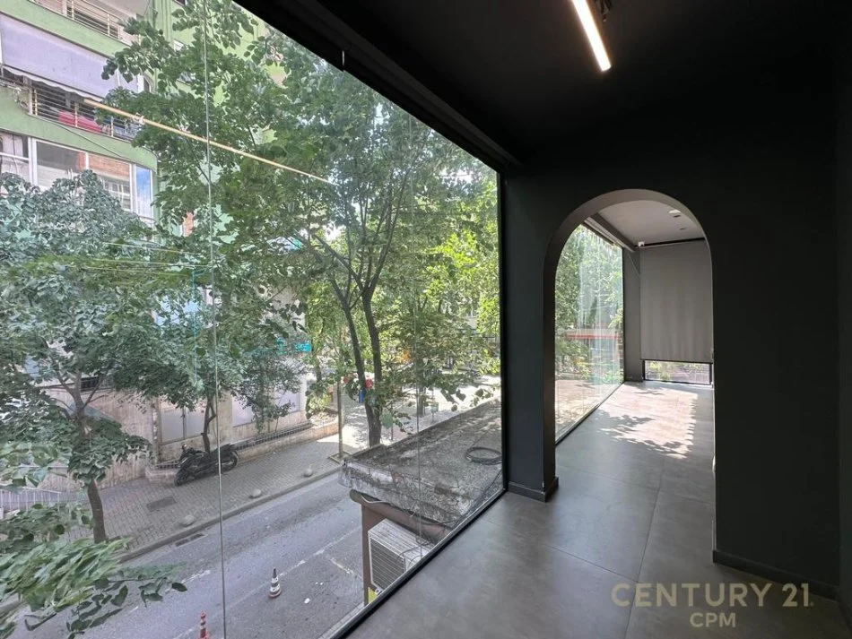 Tirane, jepet me qera ambjent biznesi Kati 1, 100 m² 2.200 € (BLLOKU)