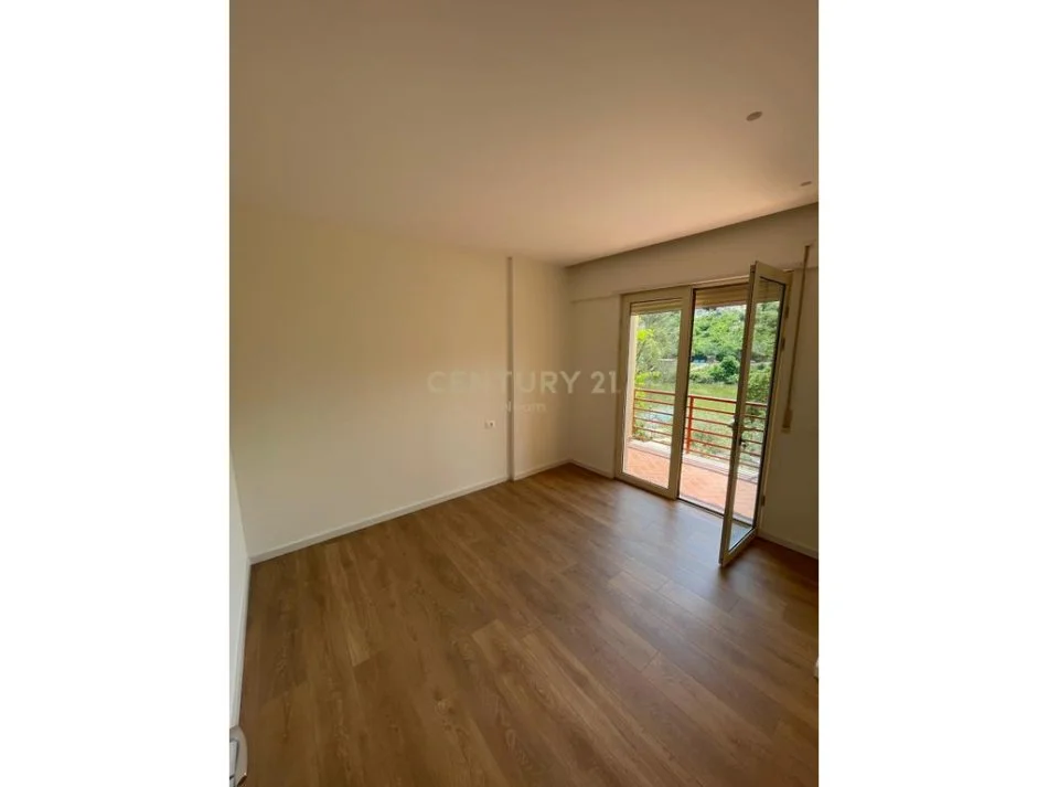 Tirane, jap me qera apartament 3+1+2 , 130 m² 1.200 € (Liqeni i Thatë)