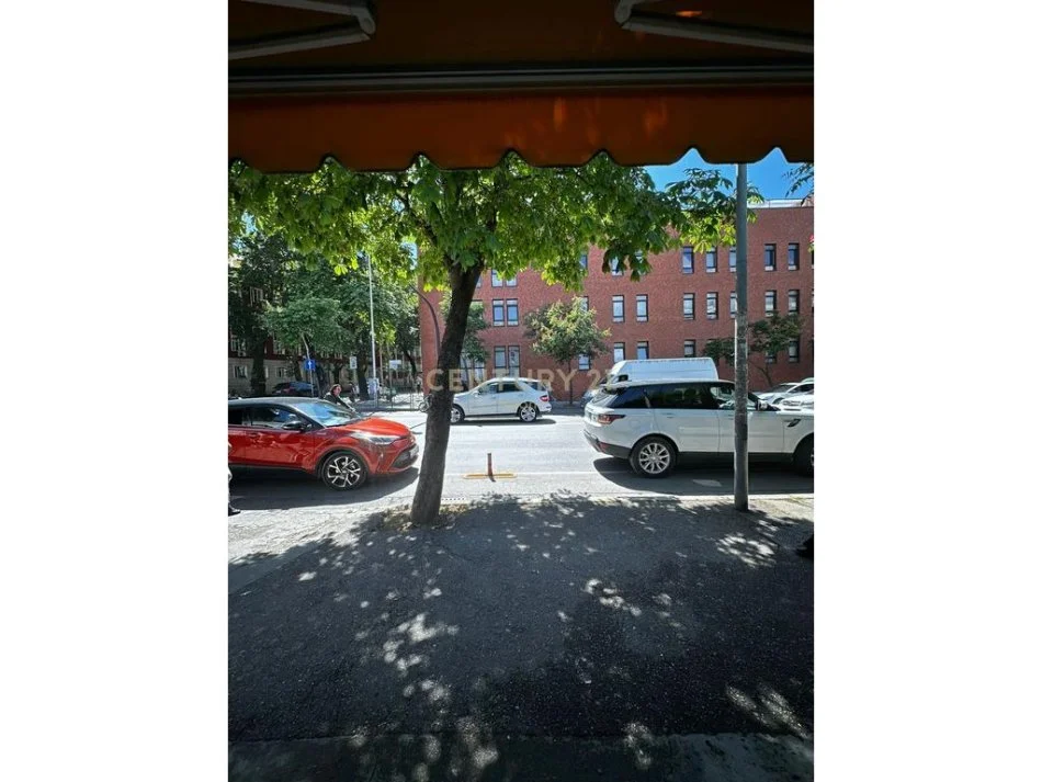 Tirane, jepet me qera dyqan Kati 0, 20 m² 1.000 € (Neom114459)