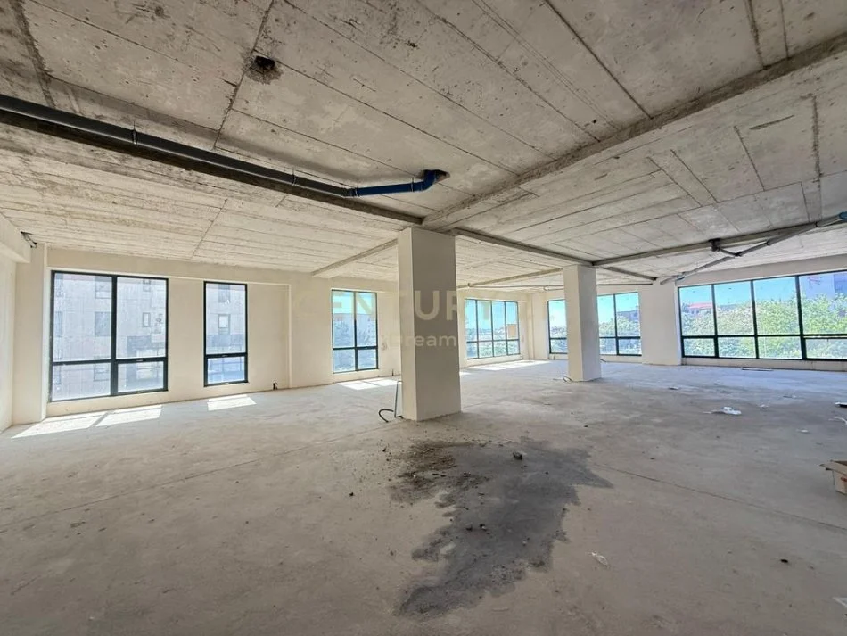 Tirane, jepet me qera ambjent biznesi Kati 1, 300 m² 3.600 € (Porcelan)