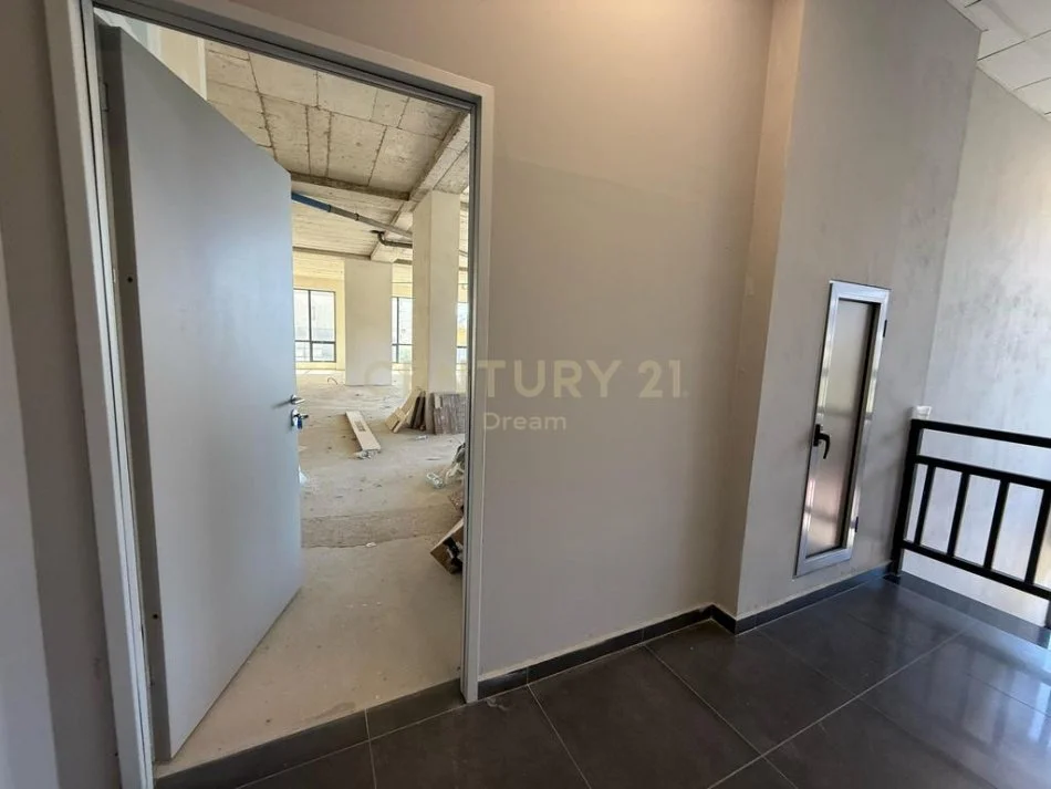 Tirane, jepet me qera ambjent biznesi Kati 1, 300 m² 3.600 € (Porcelan)
