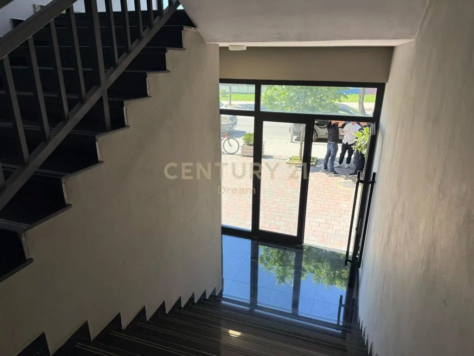 Tirane, jepet me qera ambjent biznesi Kati 1, 300 m² 3.600 € (Porcelan)