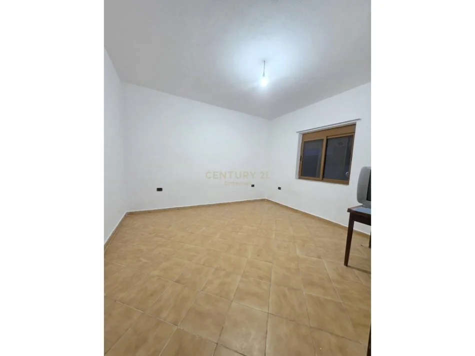 Tirane, jepet me qera apartament 3+1 Kati 2, 120 m² 430 €