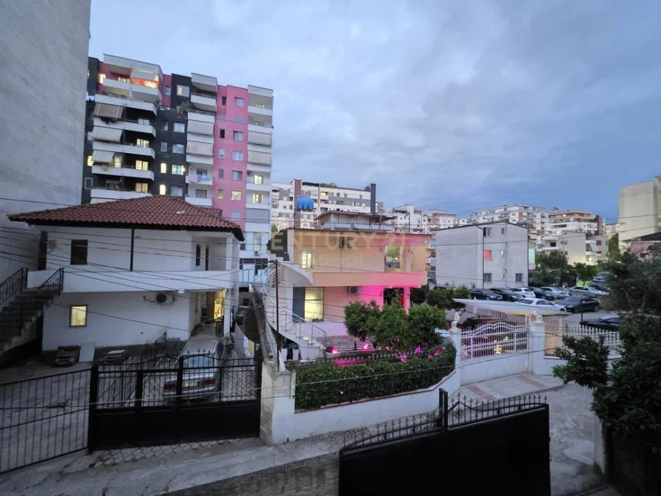 Tirane, jepet me qera apartament 3+1 Kati 2, 120 m² 430 €