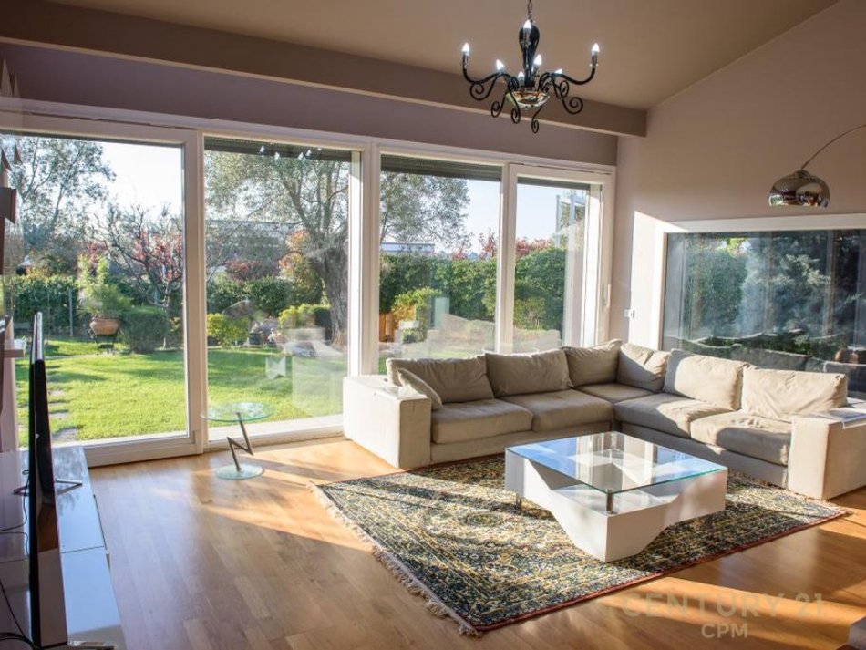 Tirane, jepet me qera Vile 4+1+Aneks+Ballkon Kati 2, 230 m² 3.000 € (Teg)